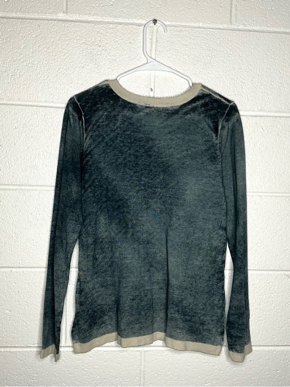 < CAbi Long Sleeve V-Neck Mineral Wash Top With Cream Pattern > - Picture 4 of 4